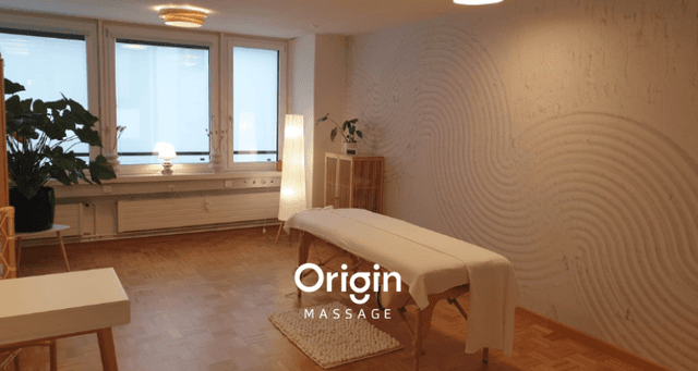 Moderner, heller Empfangsbereich bei Origin Massage, gestaltet fuer Ruhe und ein angenehmes Ankommen.