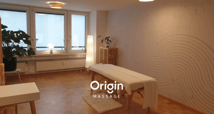 Moderner, heller Empfangsbereich bei Origin Massage, gestaltet fuer Ruhe und ein angenehmes Ankommen.